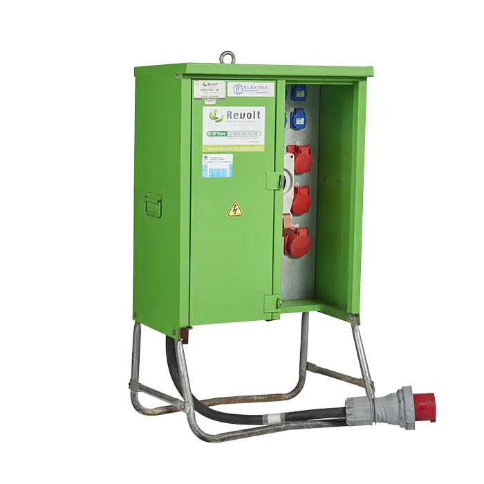 Boîtier de distribution électrique Revolt Location en caoutchouc noir haute résistance avec 6 prises monophasées bleues et fenêtre de protection des disjoncteurs.