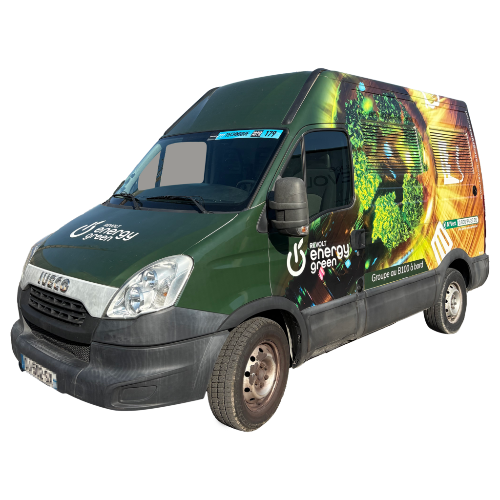 Camionnette Iveco aux couleurs Revolt Energy Green avec marquage "Groupe au B100 à bord", véhicule technique de livraison et installation de groupes électrogènes écoresponsables.