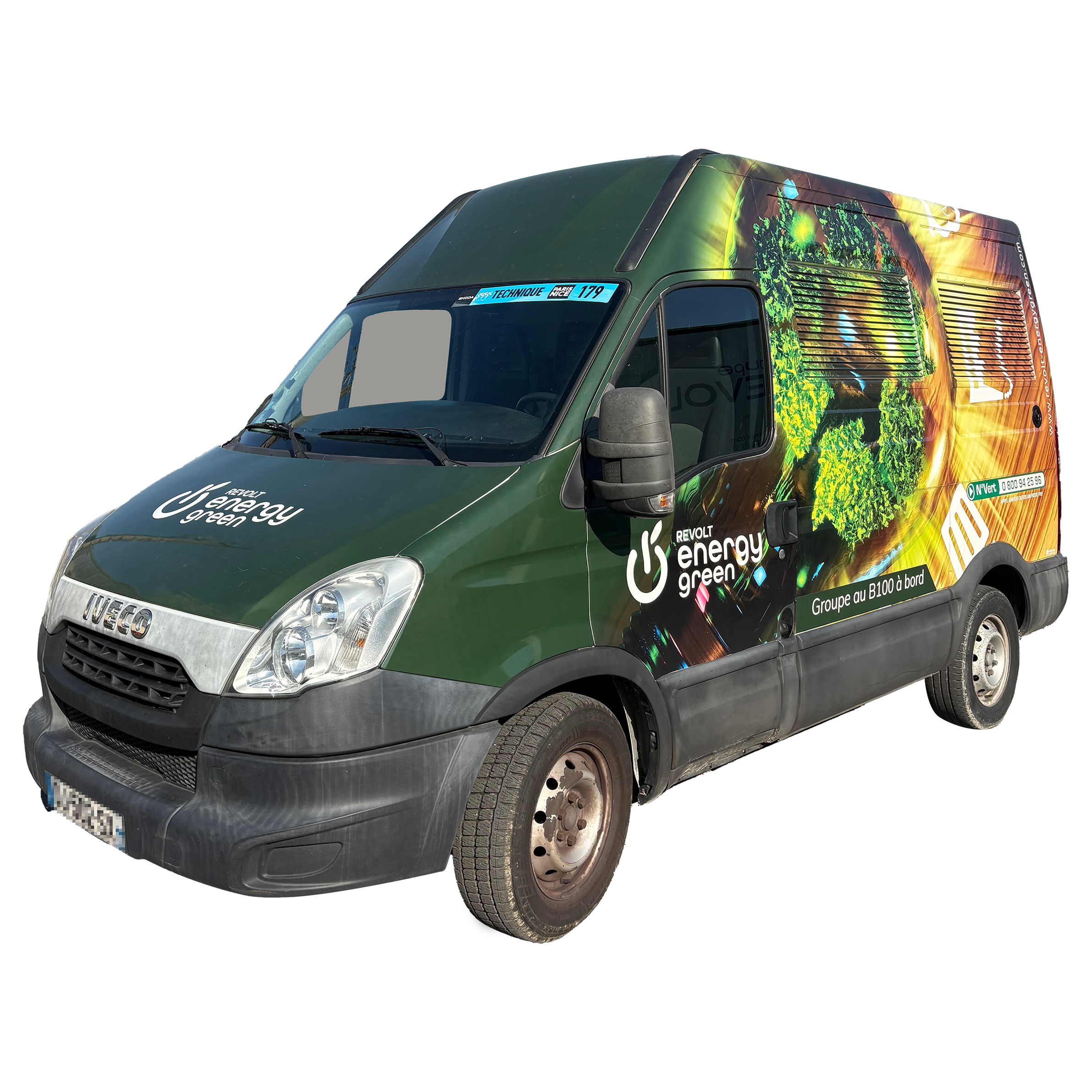 Camionnette Iveco aux couleurs Revolt Energy Green avec marquage "Groupe au B100 à bord", véhicule technique de livraison et installation de groupes électrogènes écoresponsables.