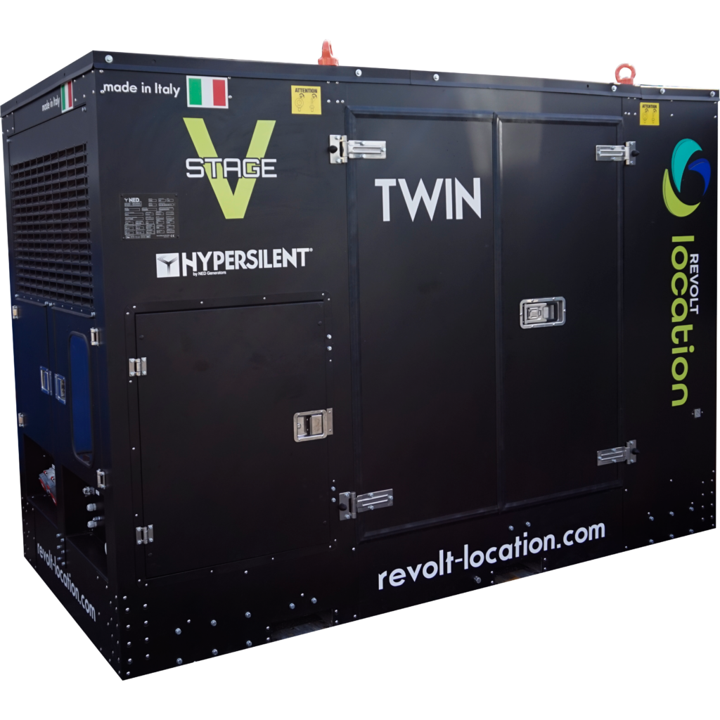 Groupe électrogène hyper insonorisé Twin 2x60 kVA Stage V NED Hypersilent aux couleurs Revolt Location, sur fond blanc.