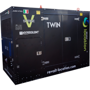 Groupe électrogène hyper insonorisé Twin 2x60 kVA Stage V NED Hypersilent aux couleurs Revolt Location, sur fond blanc.