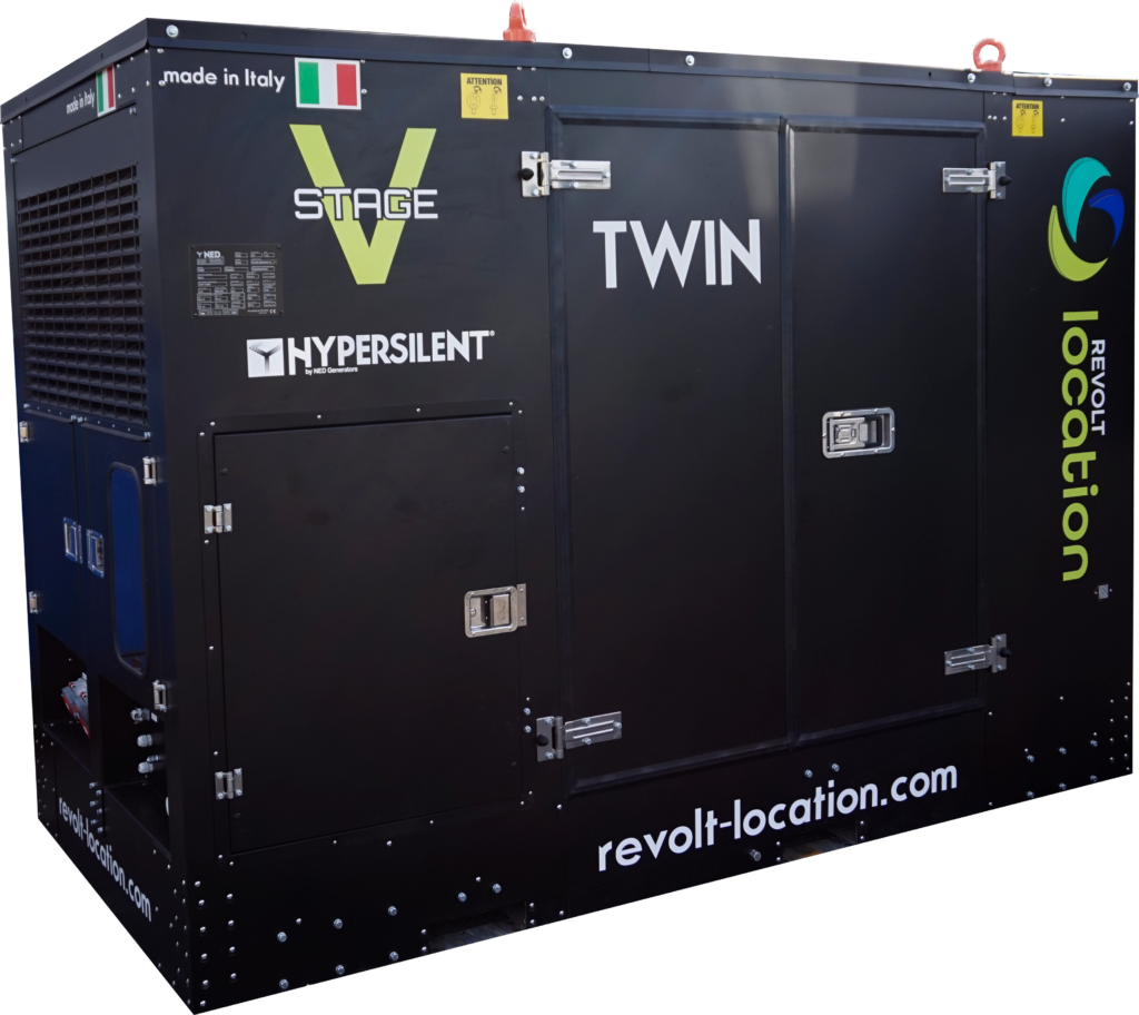 Groupe électrogène hyper insonorisé Twin 2x60 kVA Stage V NED Hypersilent aux couleurs Revolt Location, sur fond blanc.