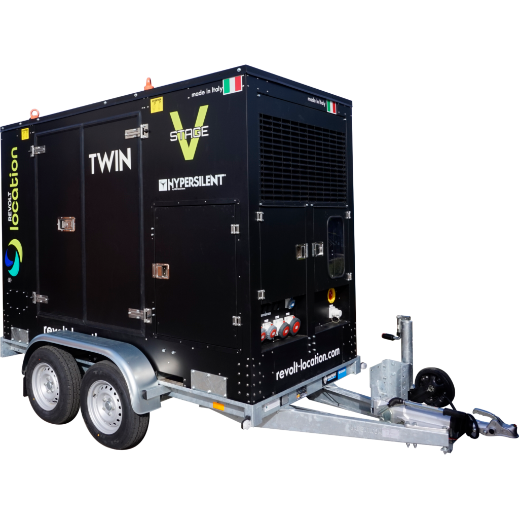 Groupe électrogène hyper insonorisé Twin 2x60 kVA Stage V NED Hypersilent sur remorque bi-essieu aux couleurs Revolt Location, avec prises industrielles visibles à l'arrière.