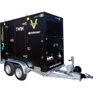 Groupe électrogène hyper insonorisé Twin 2x60 kVA Stage V NED Hypersilent sur remorque bi-essieu aux couleurs Revolt Location, avec prises industrielles visibles à l'arrière.