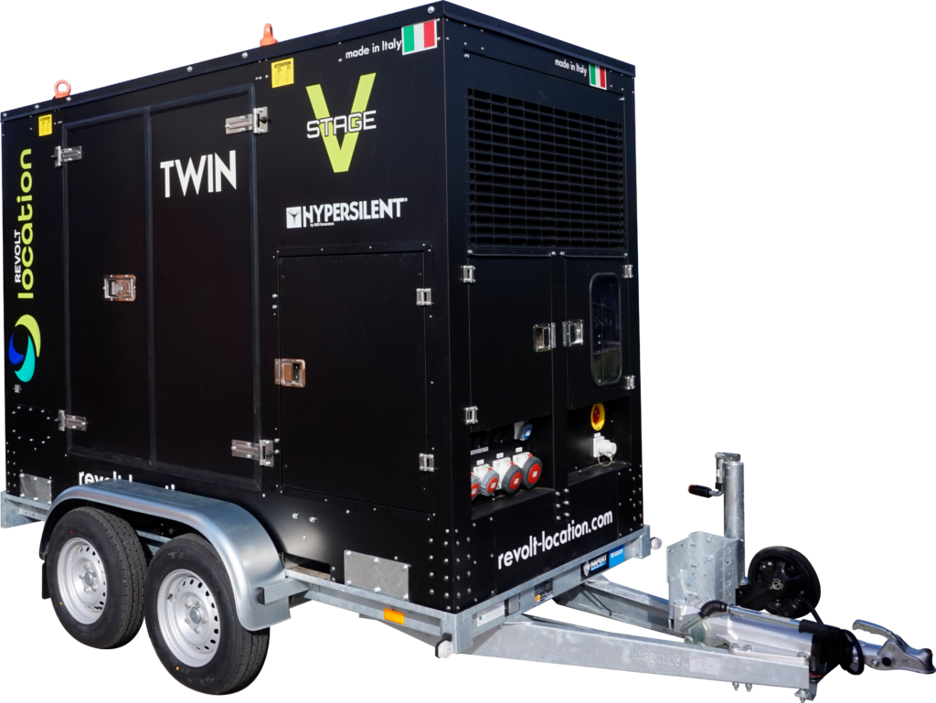 Groupe électrogène hyper insonorisé Twin 2x60 kVA Stage V NED Hypersilent sur remorque bi-essieu aux couleurs Revolt Location, avec prises industrielles visibles à l'arrière.