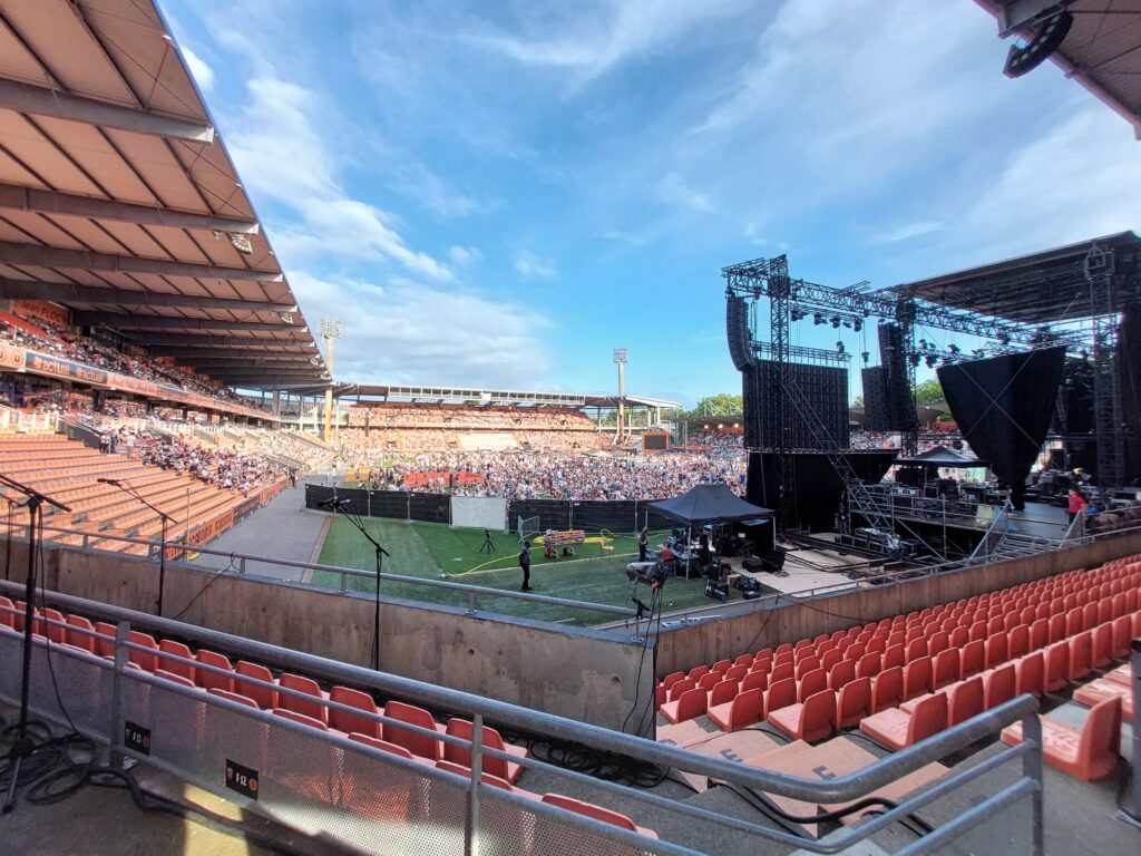 Concert en stade à guichets fermés avec grande scène équipée de structures lumière et sonorisation – alimentation électrique événementielle assurée par Revolt Location