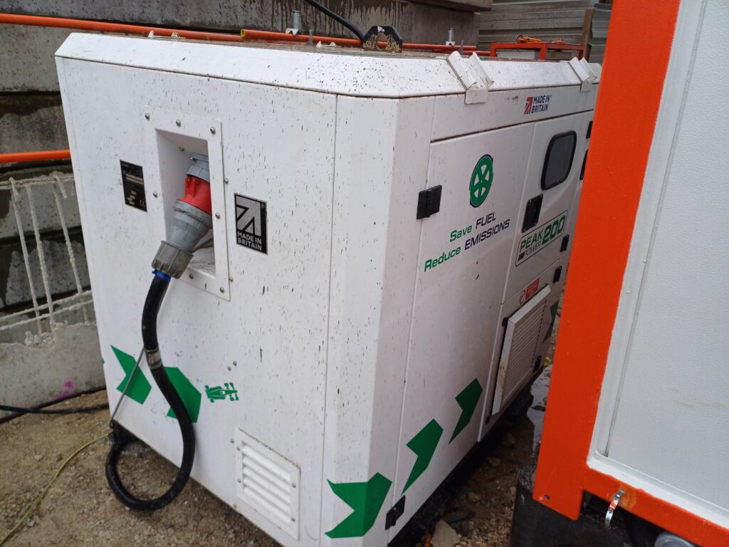 Groupe électrogène Peak Power 200 raccordé sur chantier – Revolt Location