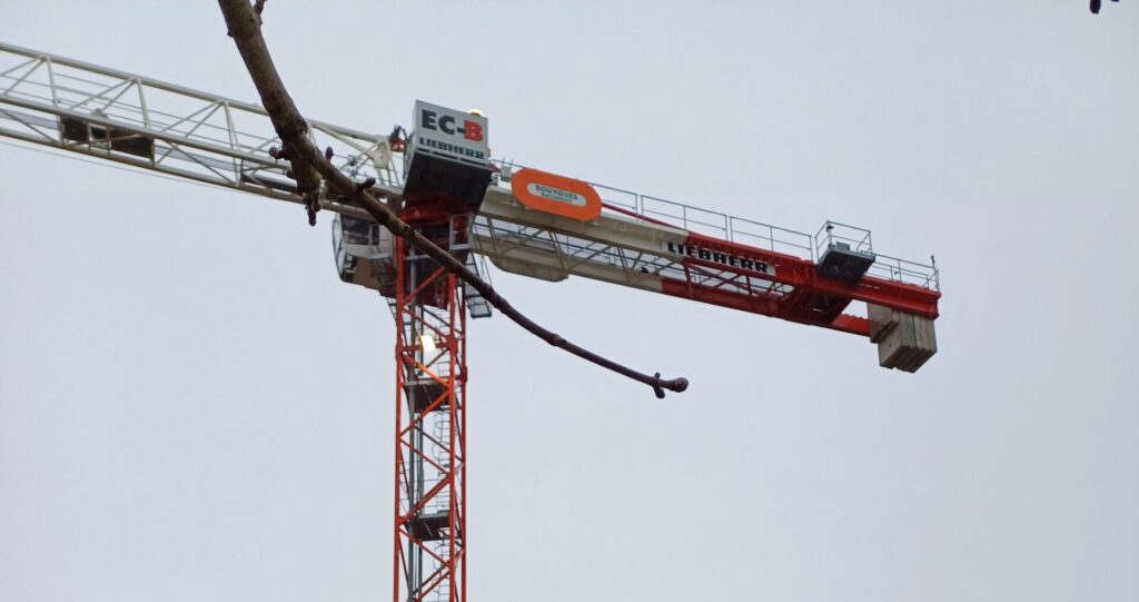 Grue à tour Liebherr sur chantier Bouygues Bâtiment alimenté par Revolt Location