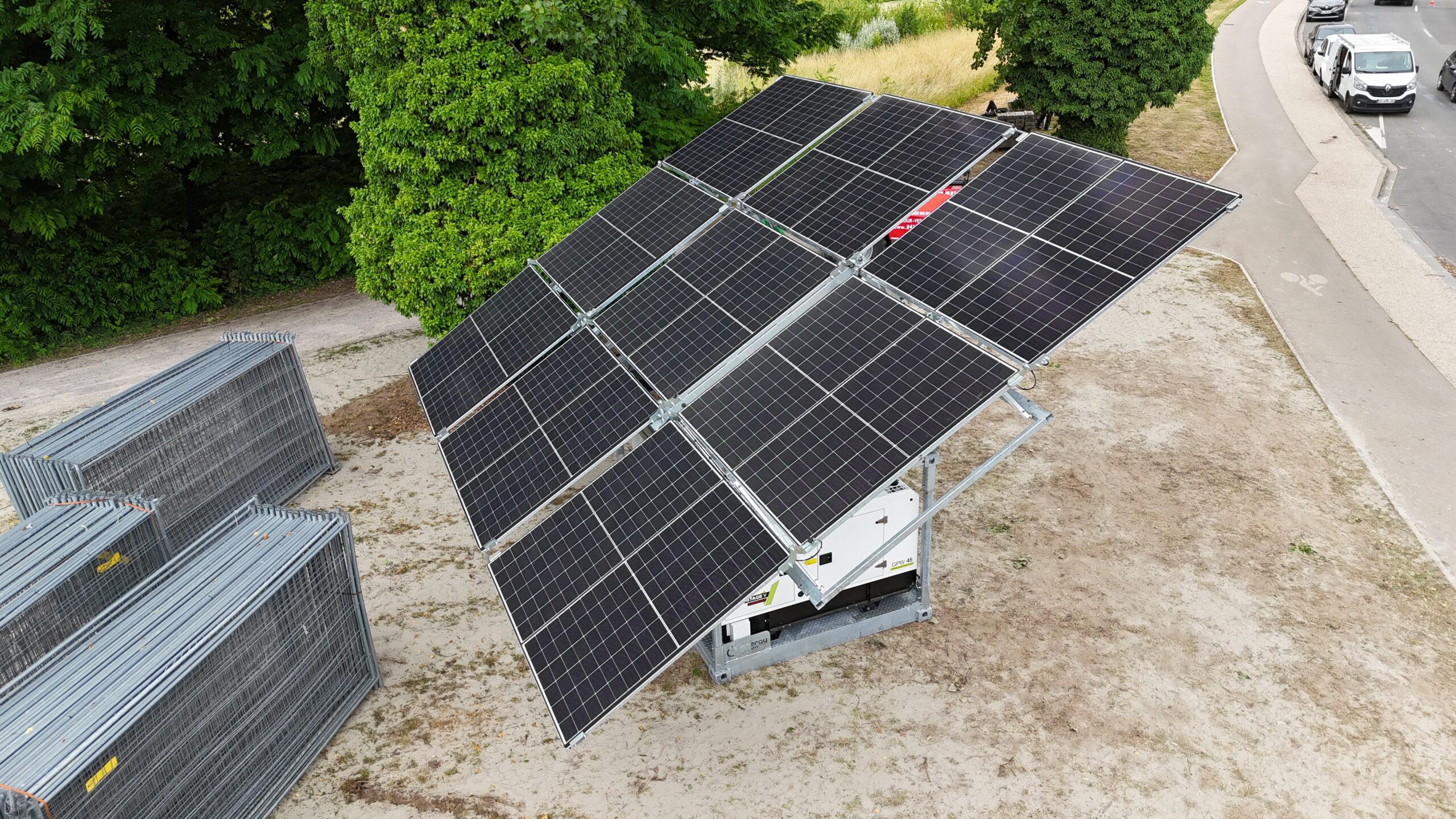 Cadre photovoltaïque mobile Revolt Location déployé en extérieur sur chantier événementiel – production d'énergie solaire zéro émission