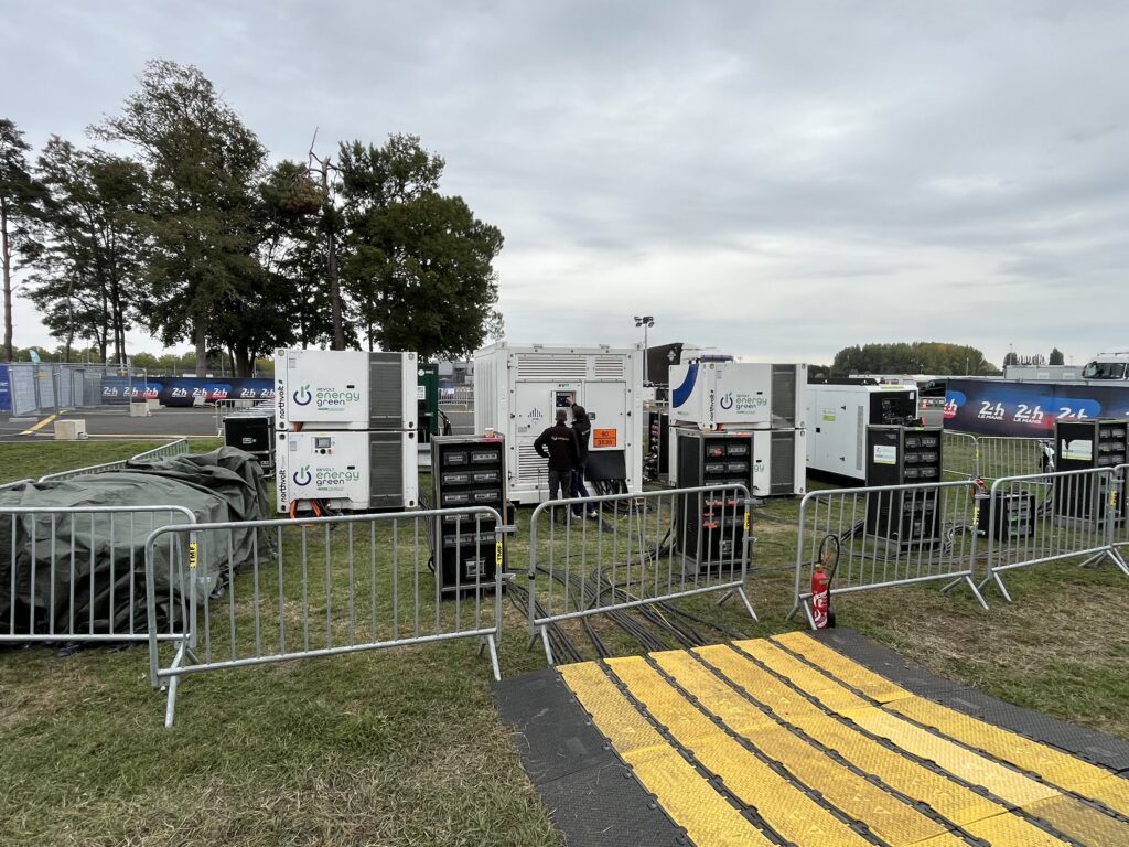 Techniciens Revolt Location en intervention sur parc de stockage Revolt Energy Green Northvolt sécurisé par barrières – circuit 24h du Mans