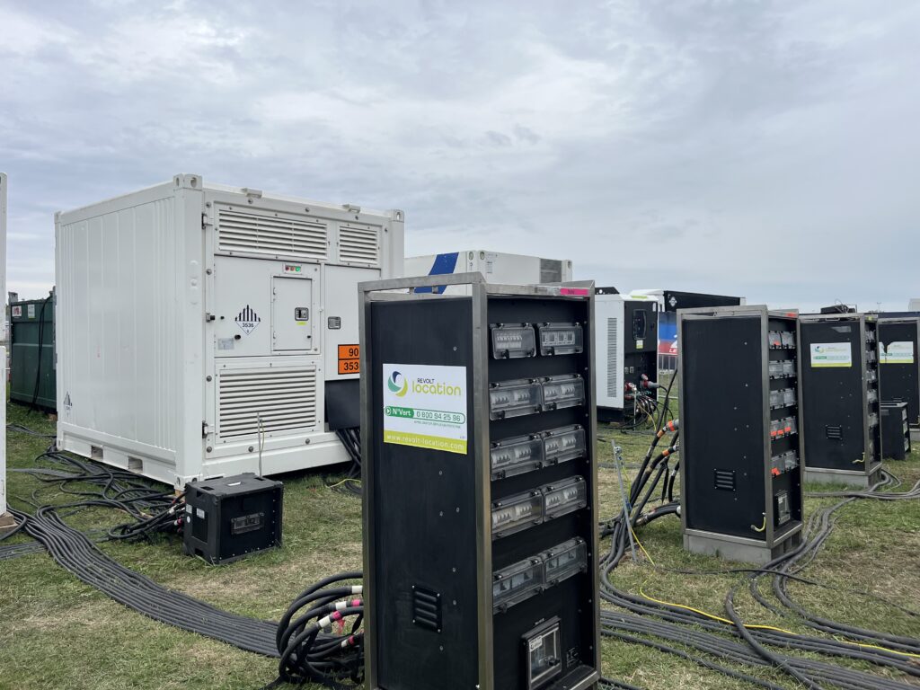 Armoires de distribution électrique Revolt Location raccordées à un pack batterie sur site festival GP Explorer