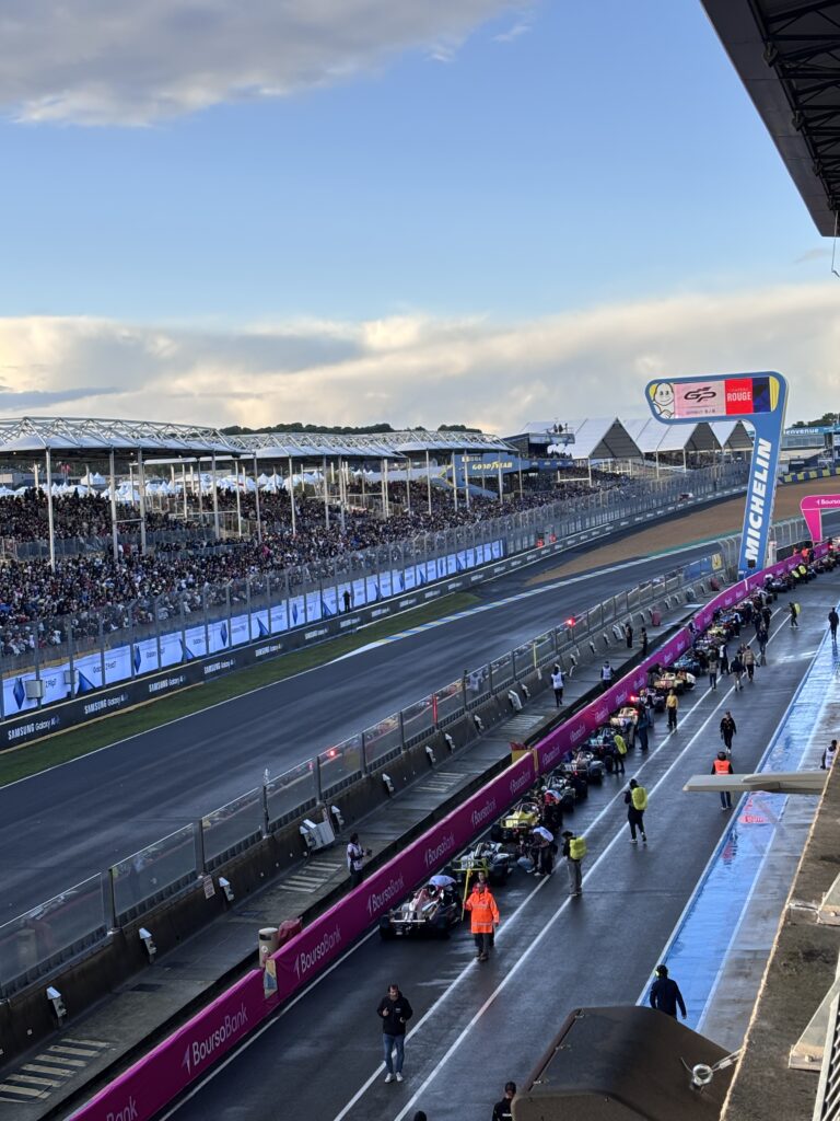 Vue des stands et de la ligne droite des 24h du Mans devant les tribunes combles – événement automobile alimenté par Revolt Location