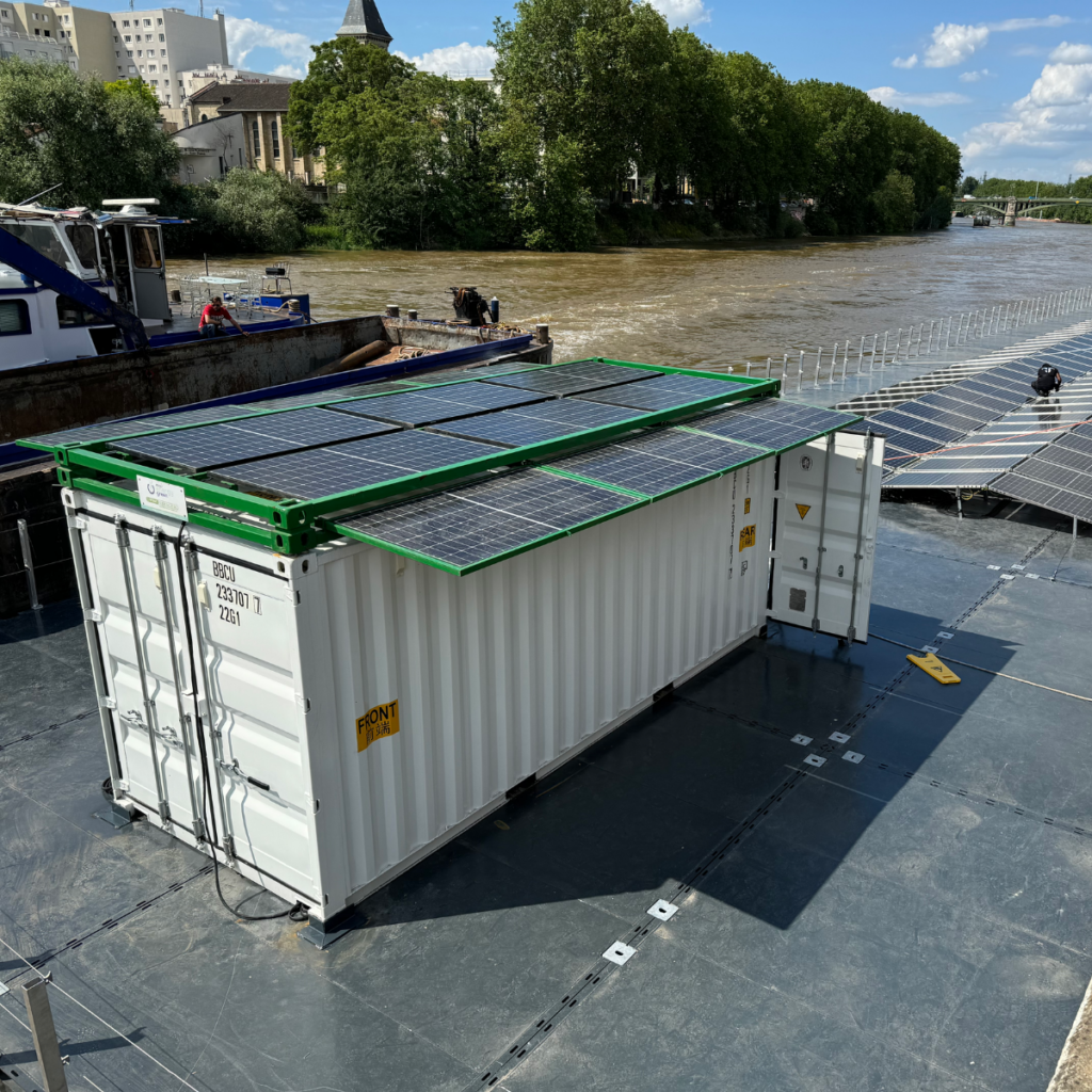 Container photovoltaïque mobile installé sur une barge fluviale avec ferme solaire flottante