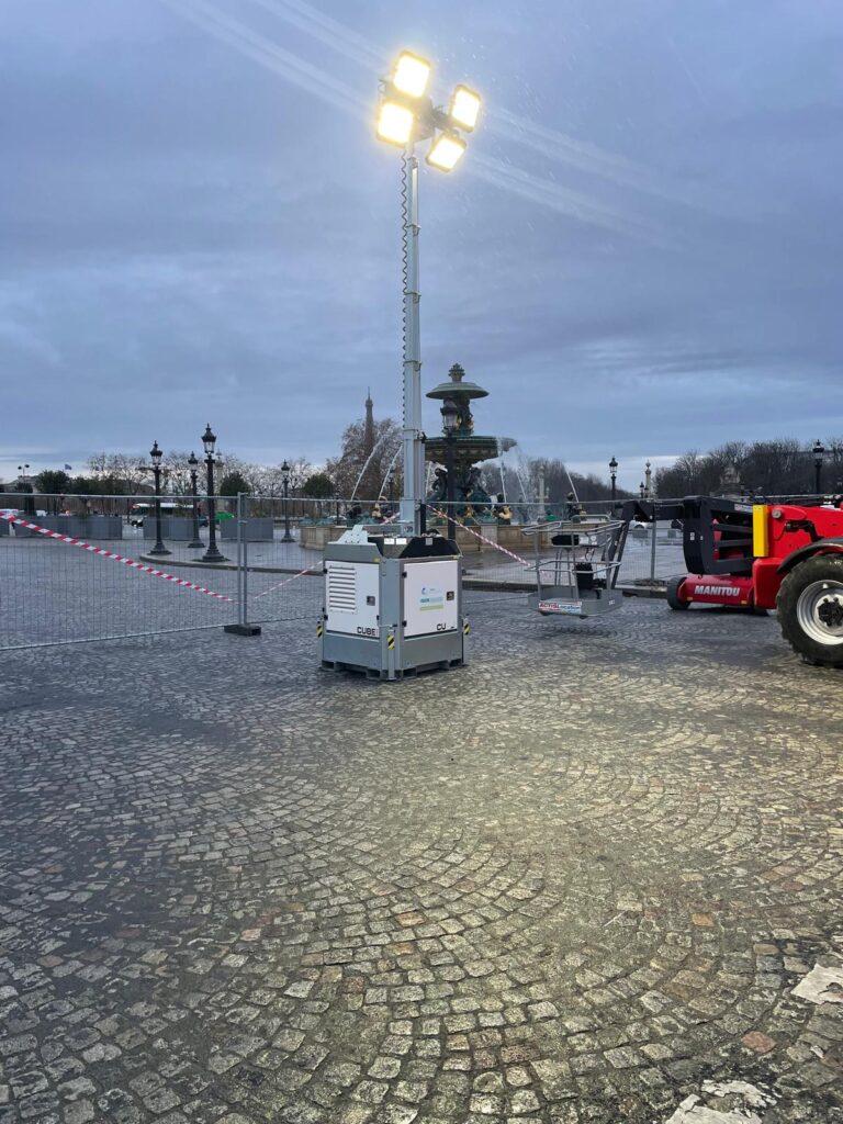 Mât d'éclairage LED autonome Revolt Location déployé place de la Concorde à Paris devant la fontaine – éclairage temporaire de chantier