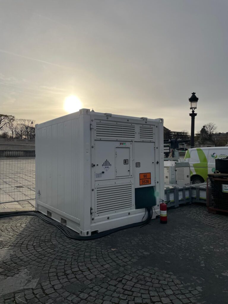 Unité de production électrique temporaire containerisée raccordée au lever du soleil place de la Concorde – Revolt Location Paris