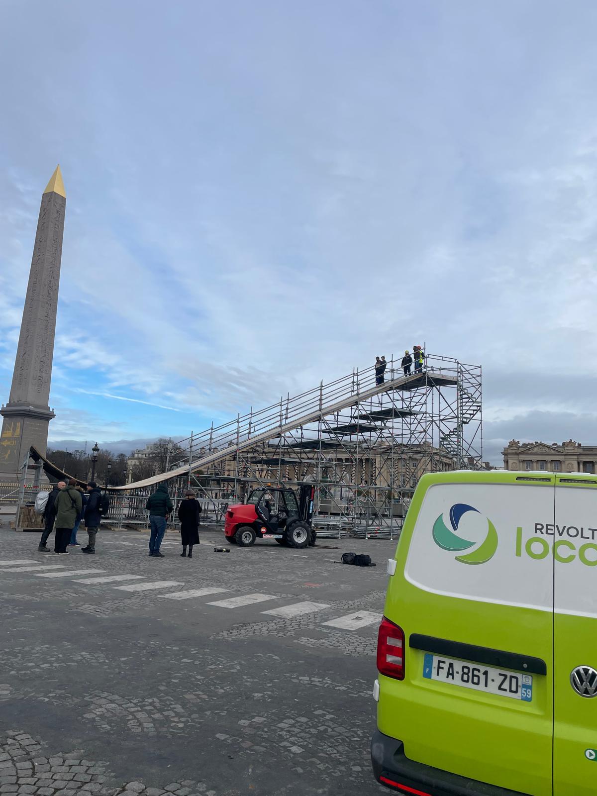 Texte alternatif Utilitaire Revolt Location sur la Place de la Concorde lors du montage d'une structure événementielle au pied de l'Obélisque – Paris