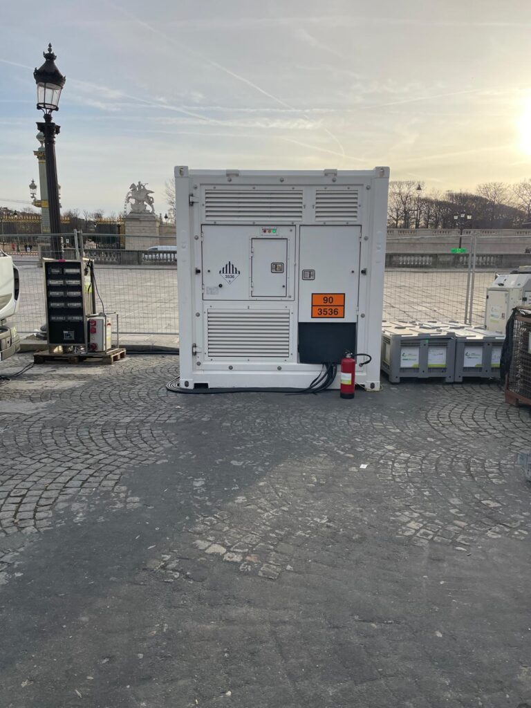 Groupe électrogène containerisé Revolt Location installé place de la Concorde à Paris pour alimentation électrique de chantier événementiel