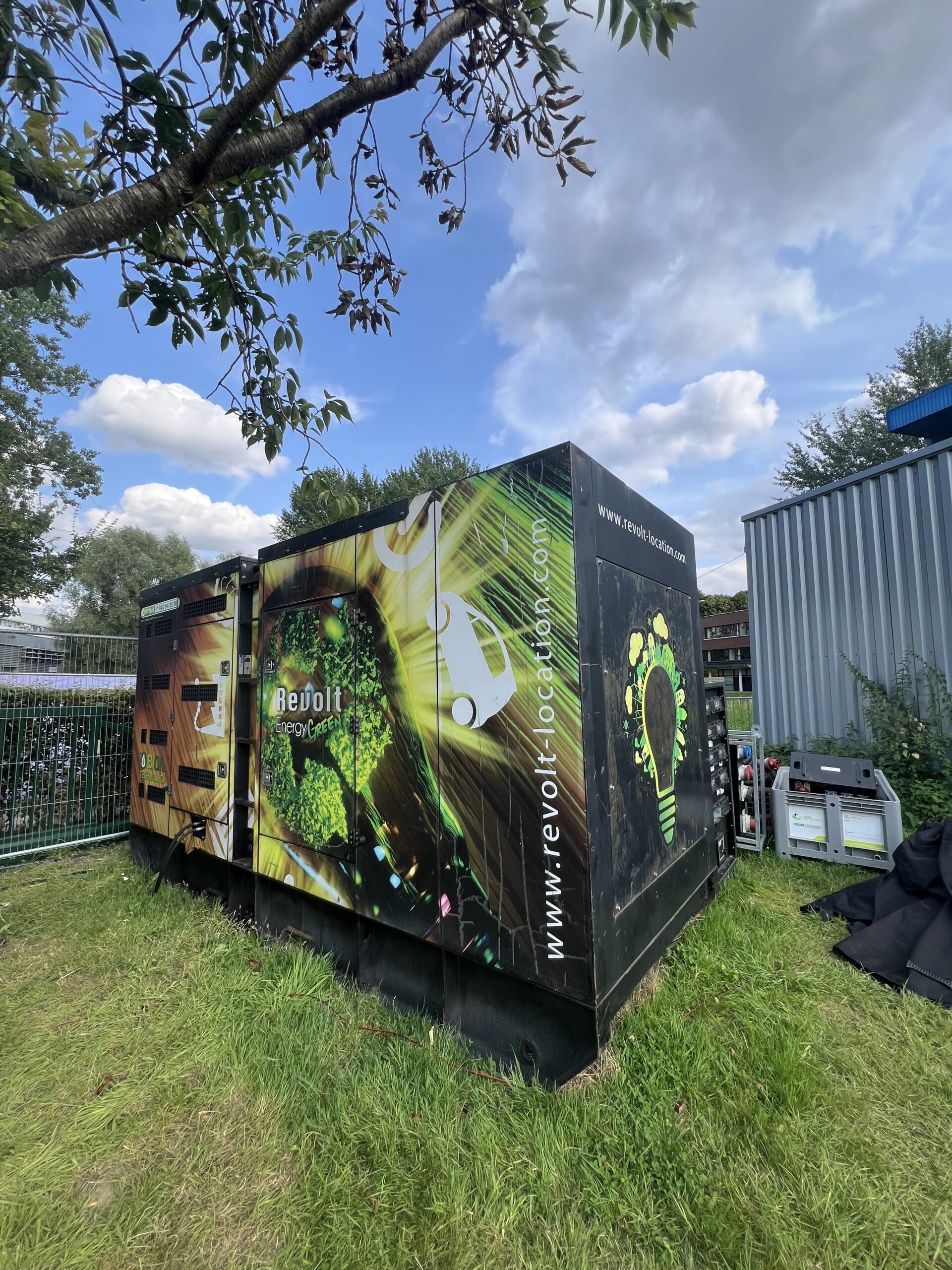 Groupe électrogène Revolt Energy Green installé en extérieur sur site événementiel – solution d'énergie temporaire Revolt Location