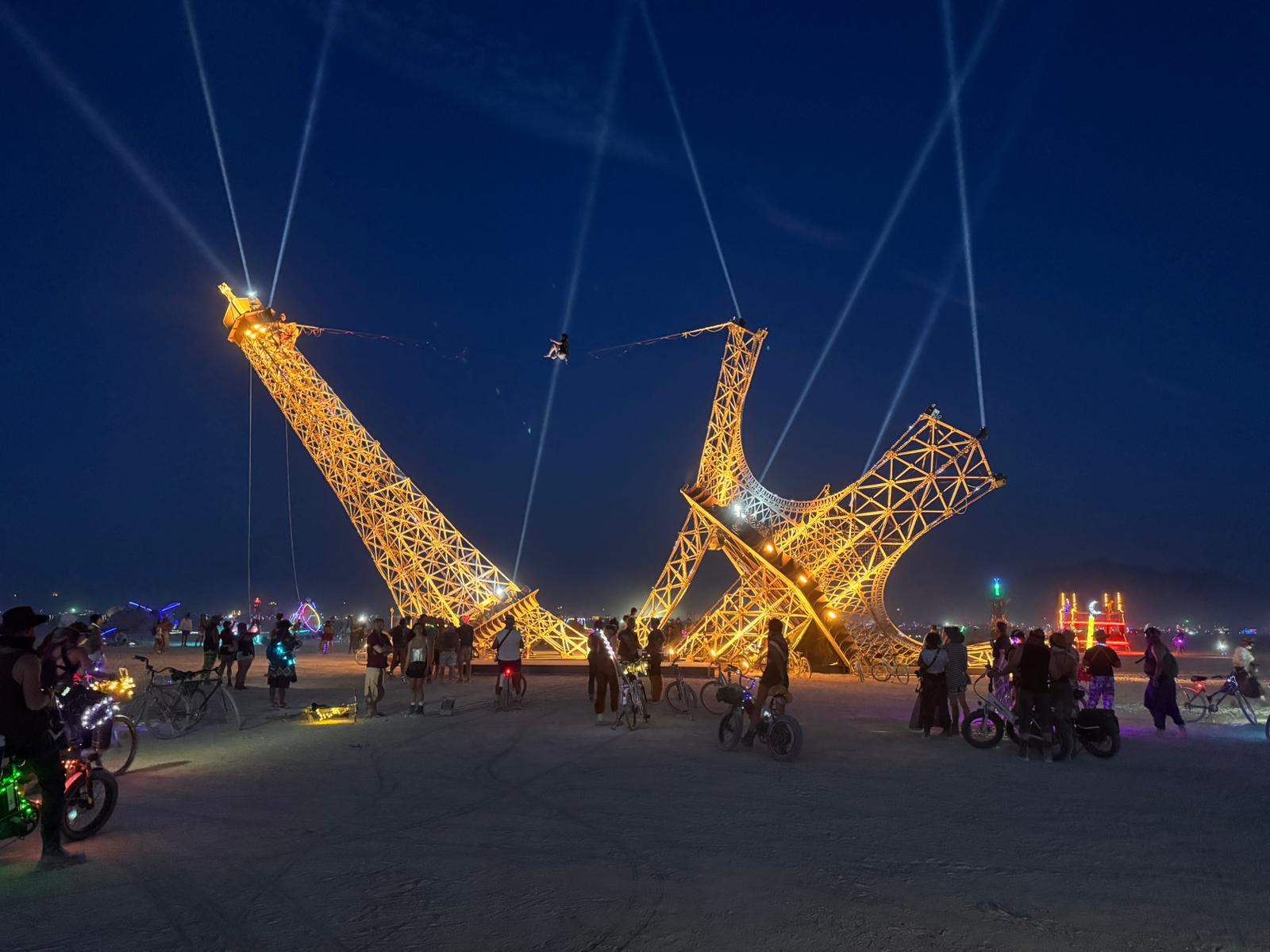 Installation artistique lumineuse dans le désert lors d’un festival