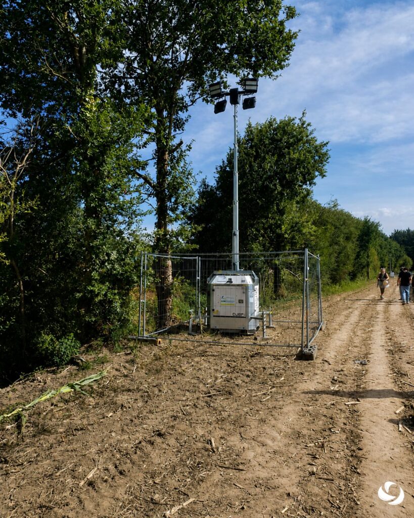 Mât d’éclairage temporaire alimenté par une unité électrique sur un site événementiel