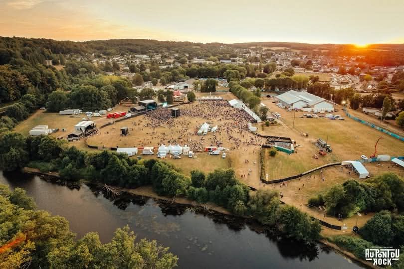 Vue aérienne d’un festival en plein air installé à Saint-Brieuc au bord d’une rivière