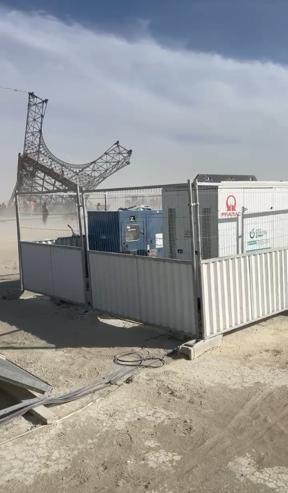 Équipements de production électrique installés dans une enceinte sécurisée sur un site événementiel temporaire