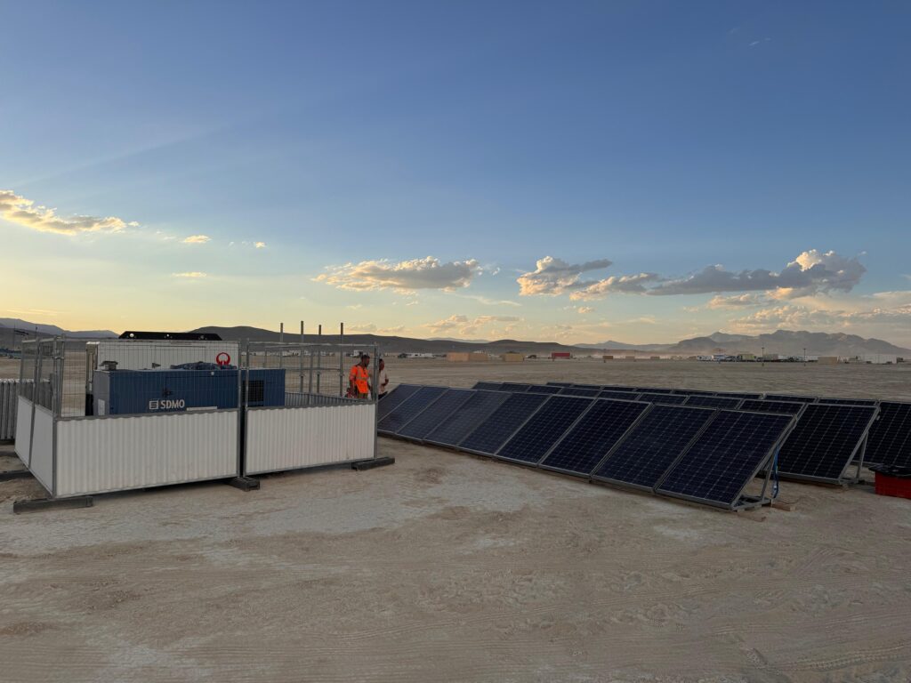 Panneaux photovoltaïques et équipement de production électrique installés sur un site temporaire en milieu désertique