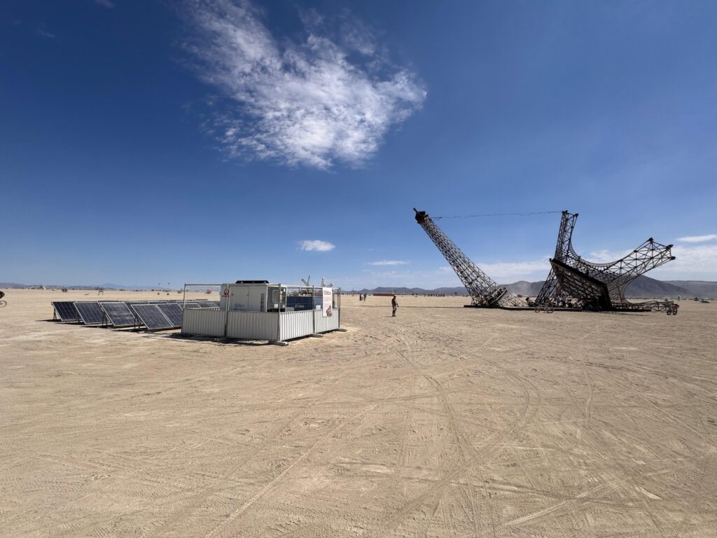 Installation photovoltaïque autonome alimentant un site événementiel en plein désert
