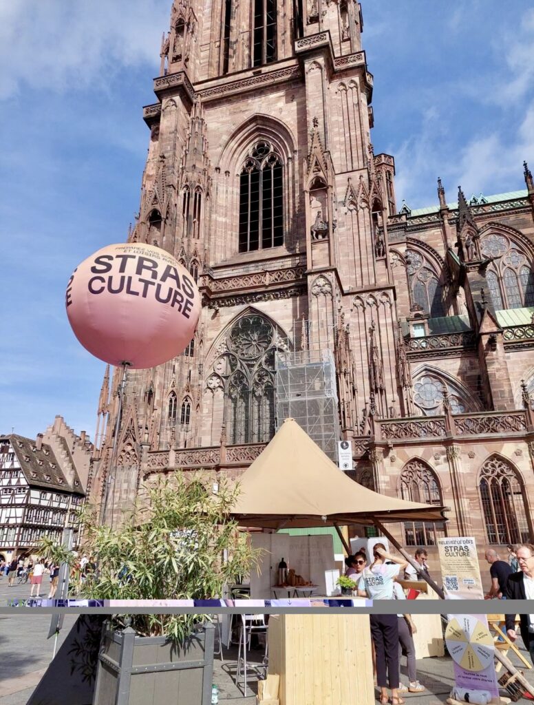 Événement culturel en plein air devant la cathédrale Notre-Dame de Strasbourg avec tente événementielle