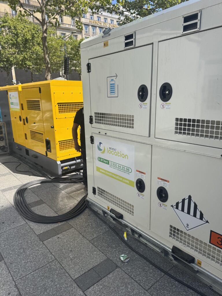 Groupe électrogène et unité de stockage d’énergie Revolt Location installés pour un événement à Paris